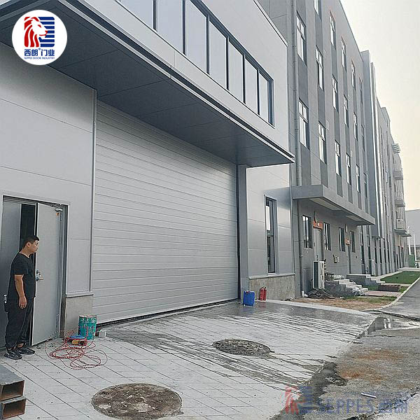 强台风天气也稳得住！抗台风提升门，沿海厂房专用