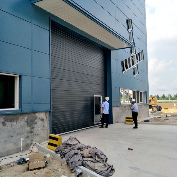 山东鸿星新材料工厂出入口安装西朗提升门