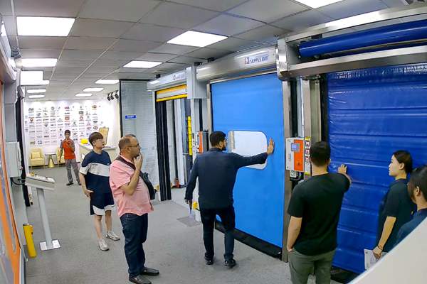 国外客户来访西朗门业参观工业门展厅