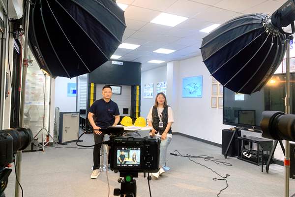 西朗门业董事长杨元嘉接受阿里巴巴国际站采访现场