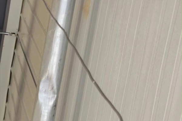 用卷帘门空心轴充当提升门轴