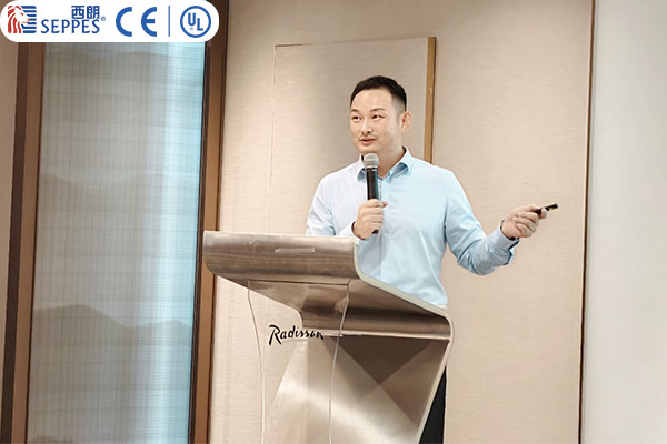 西朗门业董事长杨元嘉在外贸峰会上做主题分享