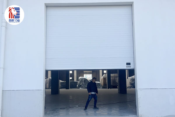 泰兴市康威塑业安装西朗提升门