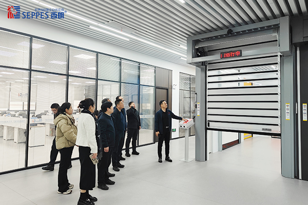 西朗门业董事长杨元嘉为领导们演示高端工业门产品在工业物联网中的应用