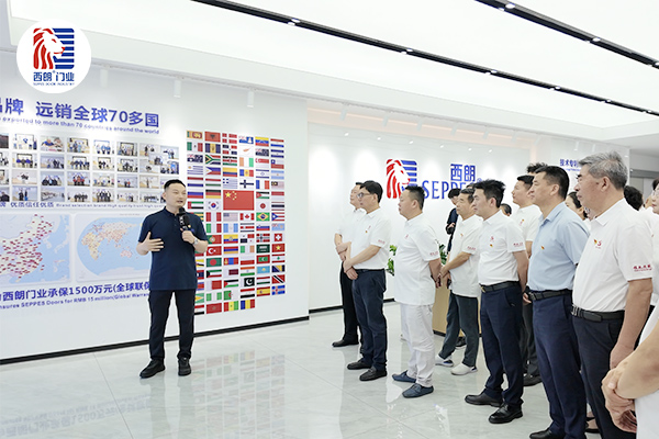 西朗门业党支部书记、董事长杨元嘉为来宾介绍公司发展情况