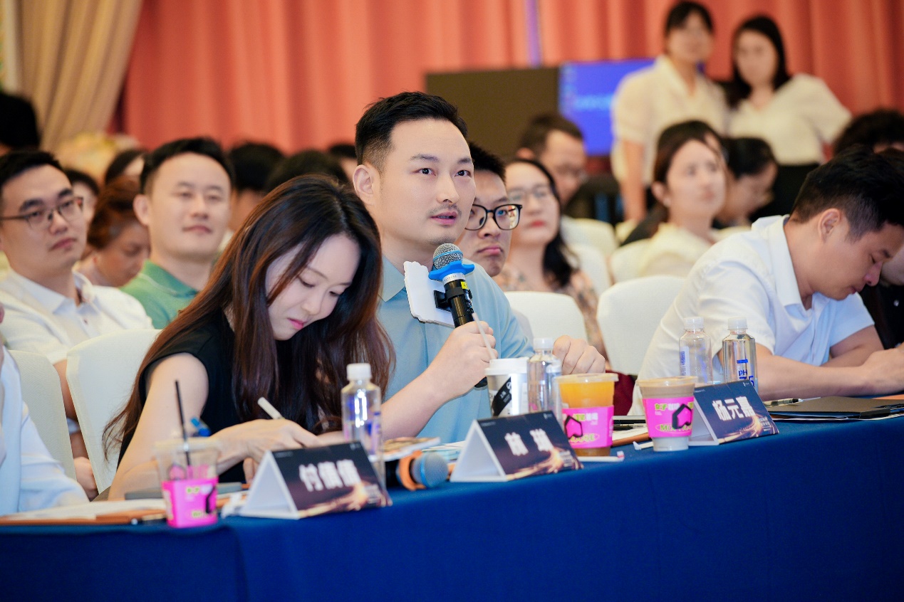 西朗门业董事长杨元嘉在达人赛评委席做点评