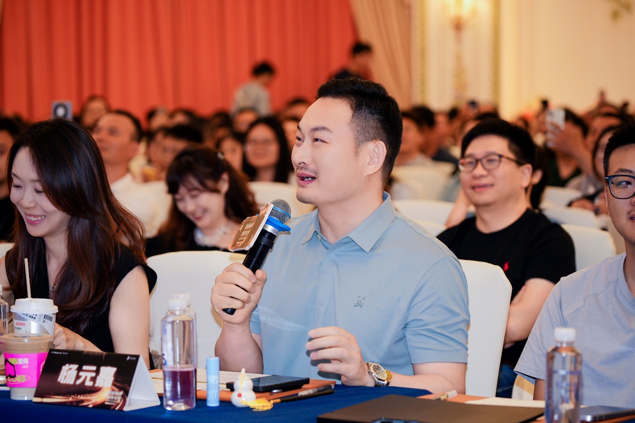 比赛现场座无虚席，500 多人的会场