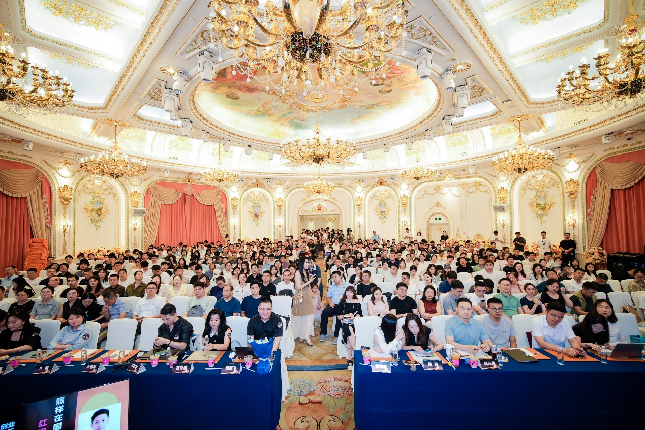 评委导师杨元嘉的精彩点评将比赛现场氛围拉到高点