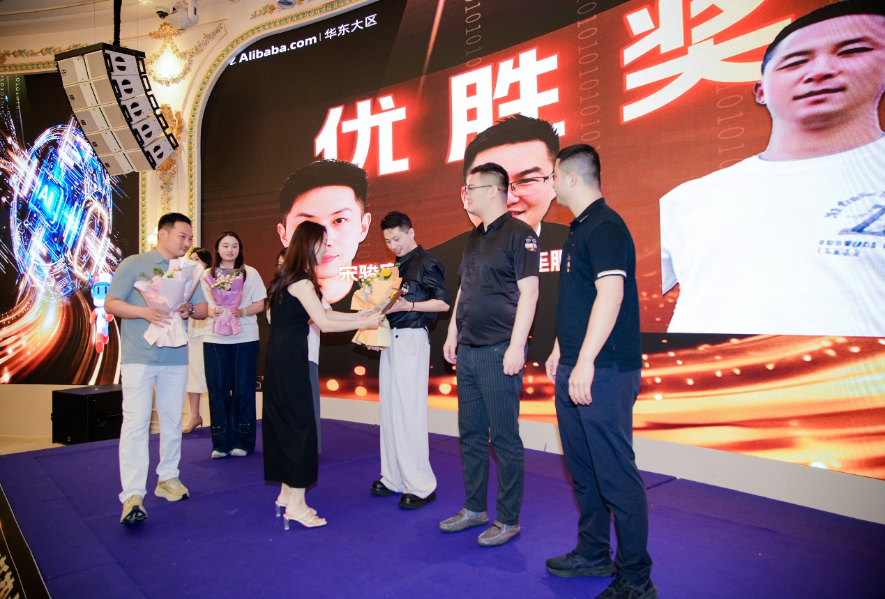 评委导师杨元嘉为获奖选手颁奖