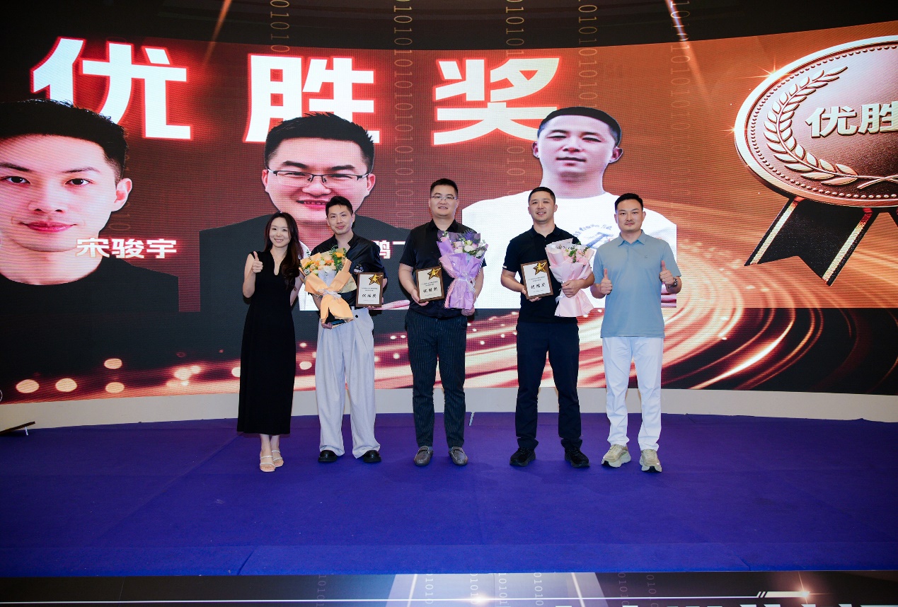 评委导师杨元嘉为获奖选手颁奖后合影留念