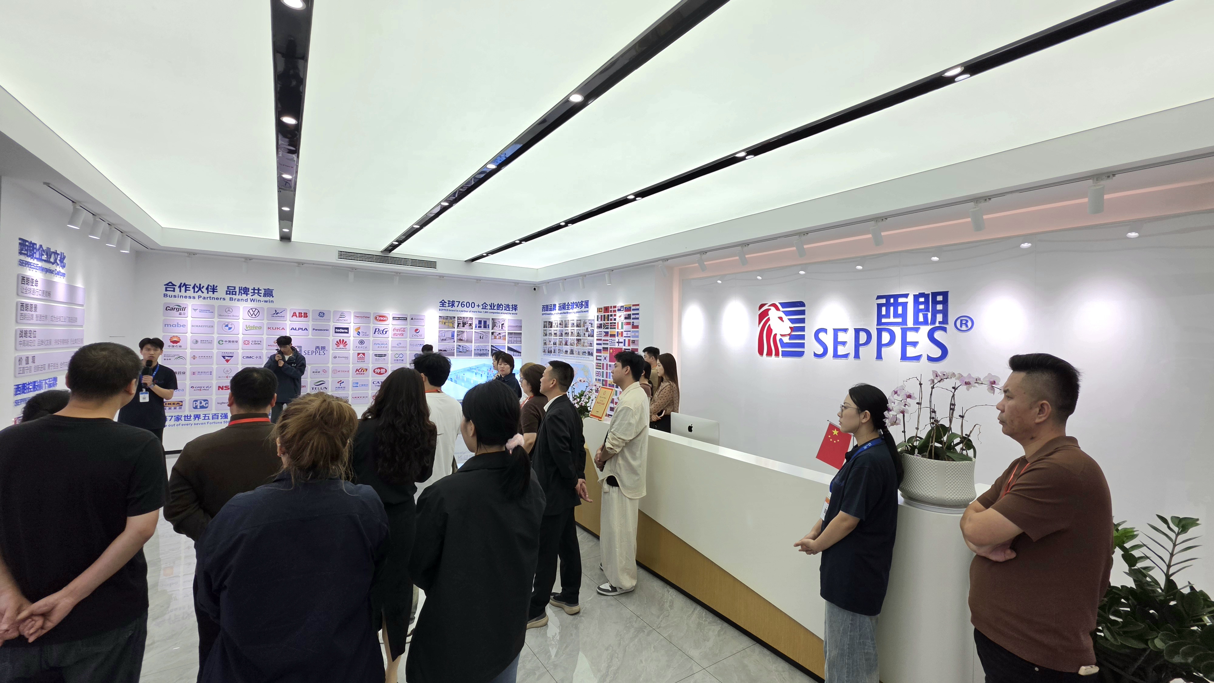 参访学员在西朗门业展厅听取企业概况介绍