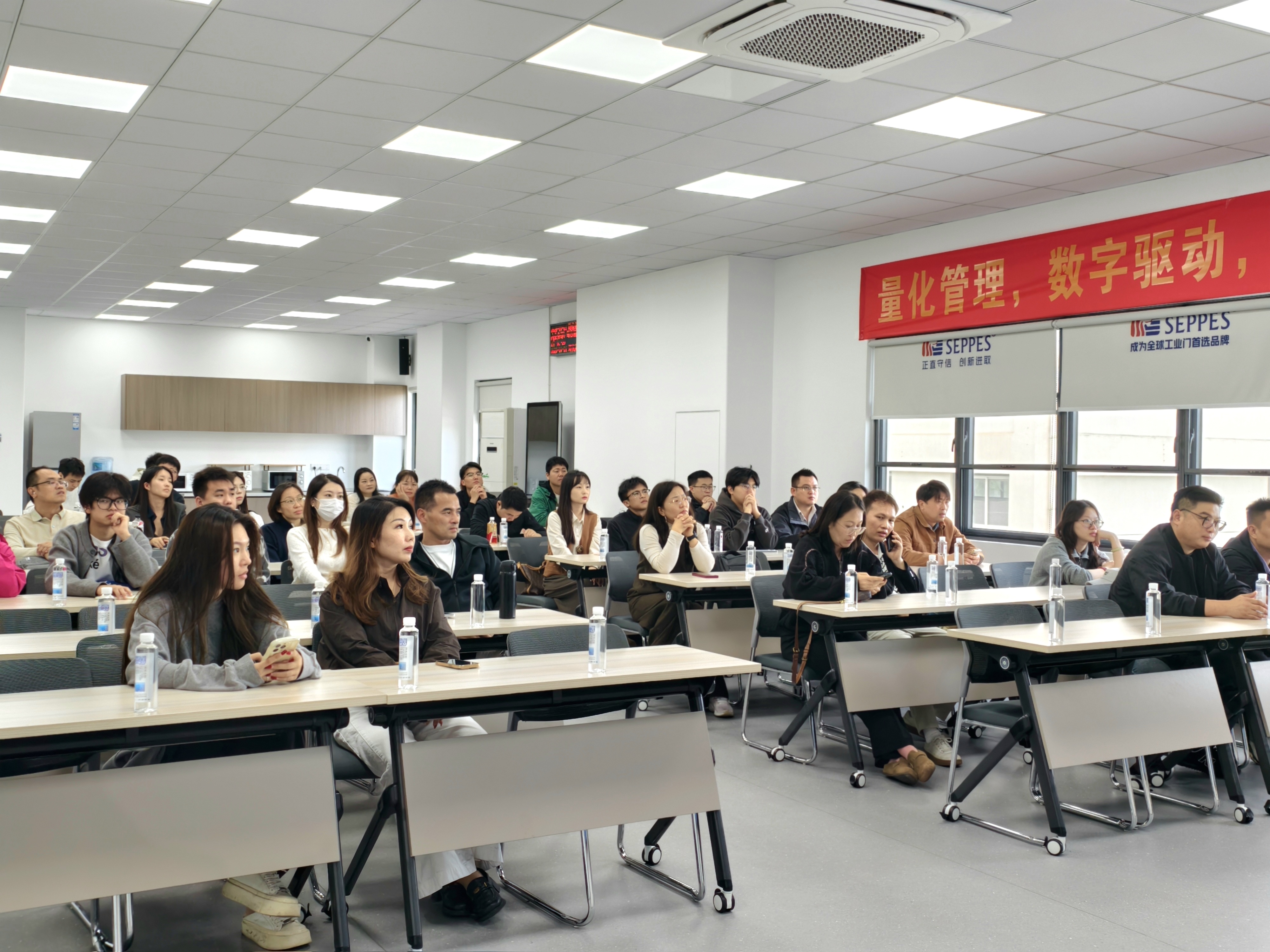 外贸从业者与企业代表参加本次分享活动