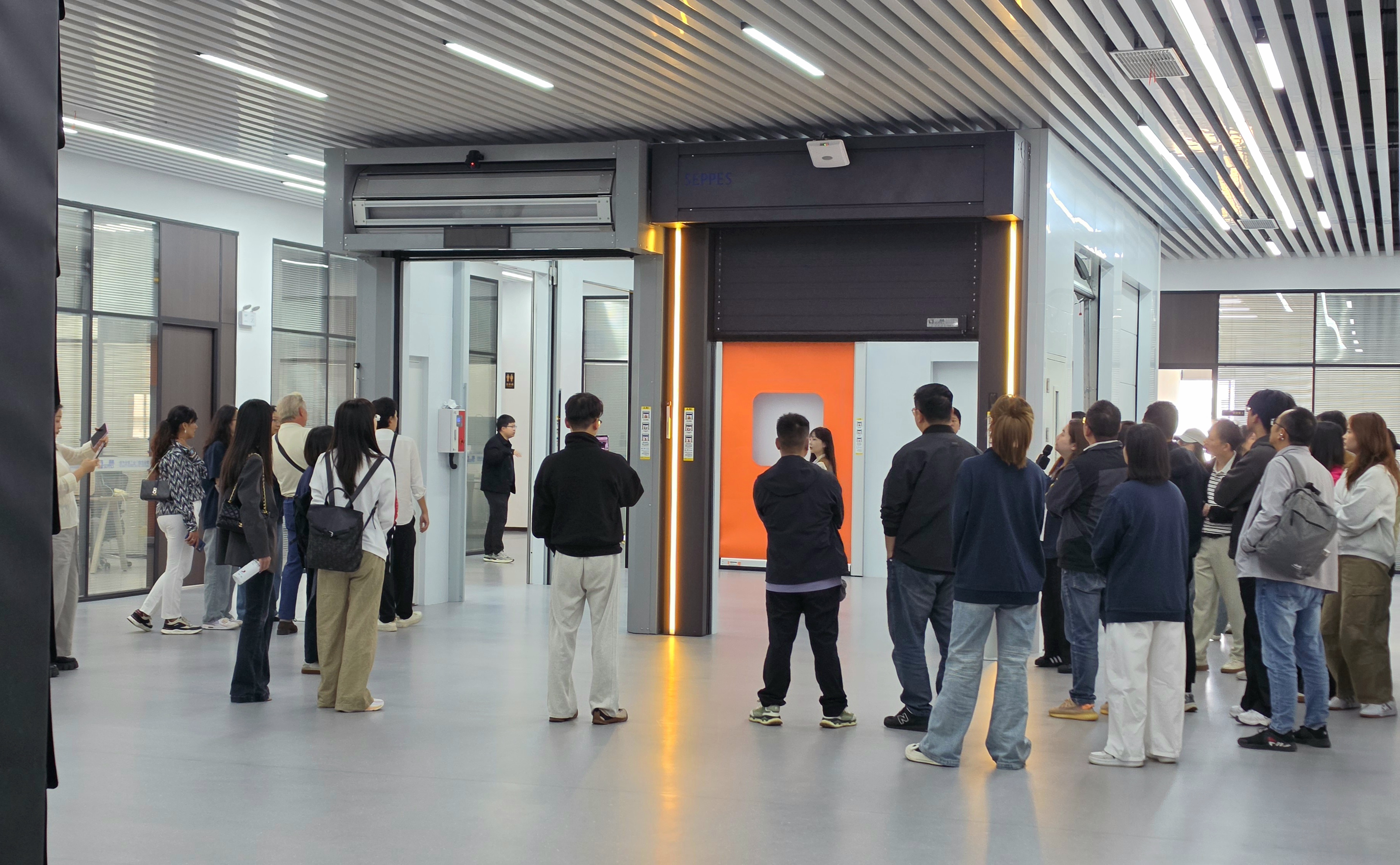 参会嘉宾参观西朗门业工业门产品展区