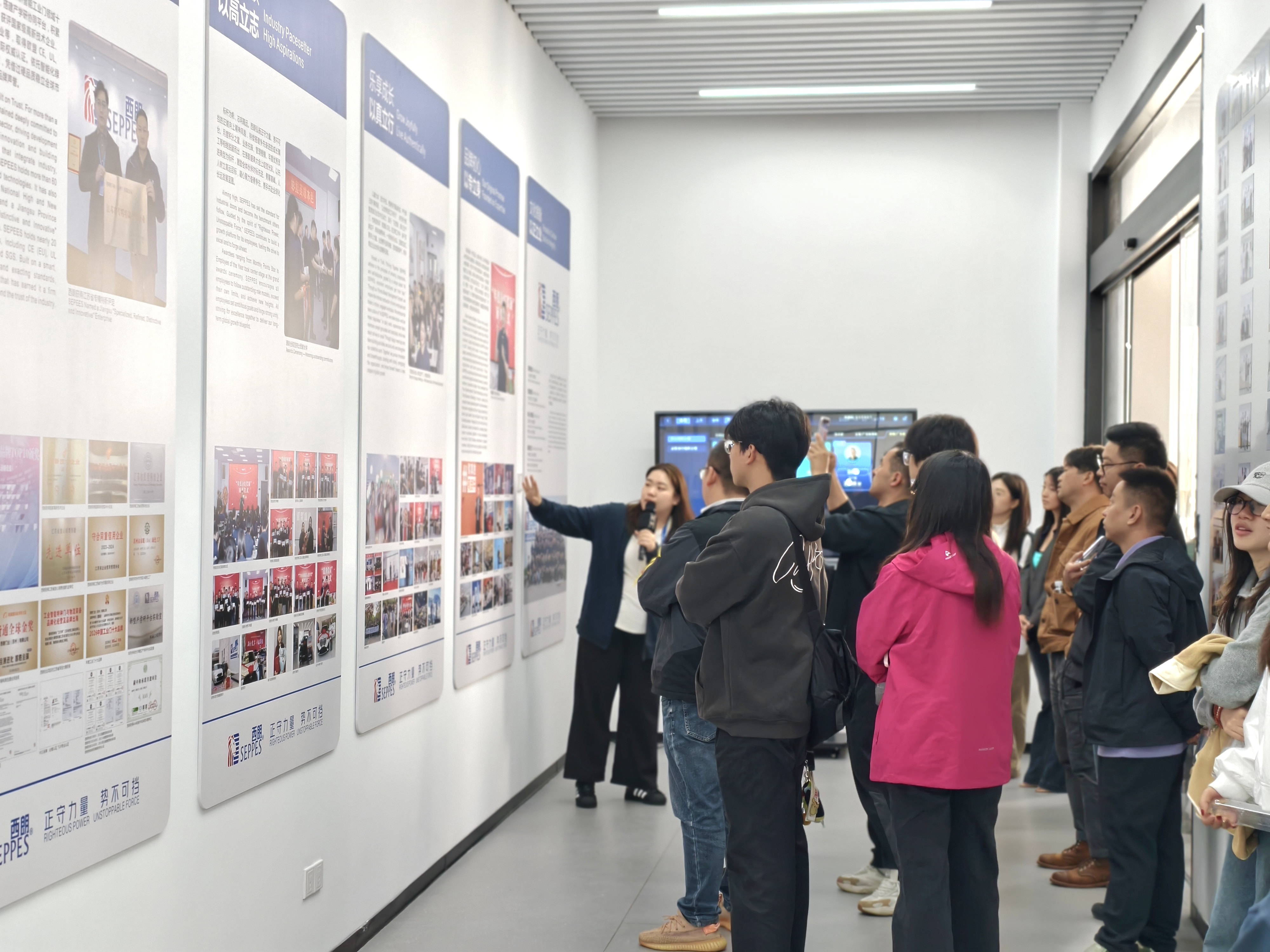 讲解员向参会嘉宾介绍西朗门业品牌发展历程